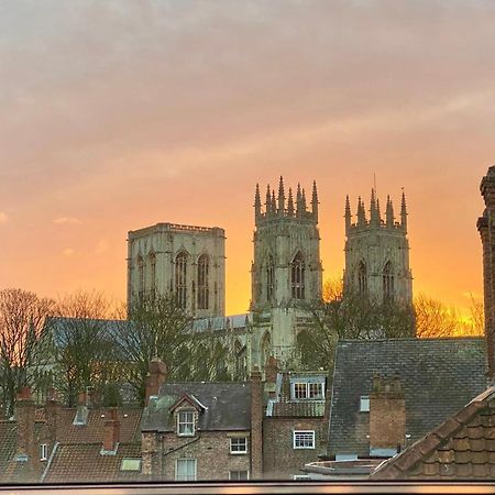 Churchill Two Bedroom Apartments With Free Parking And The Minster View York Exteriör bild