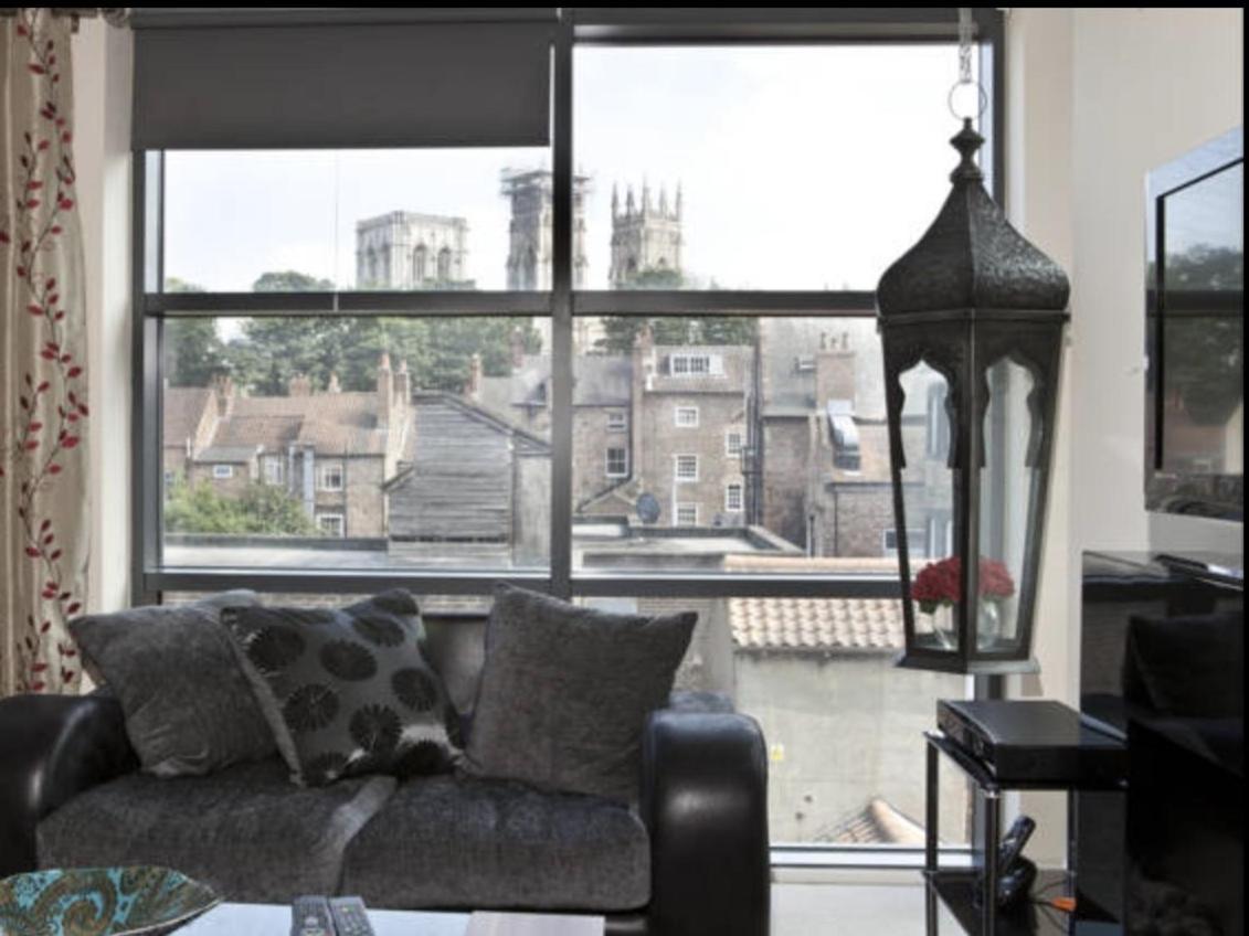 Churchill Two Bedroom Apartments With Free Parking And The Minster View York Exteriör bild