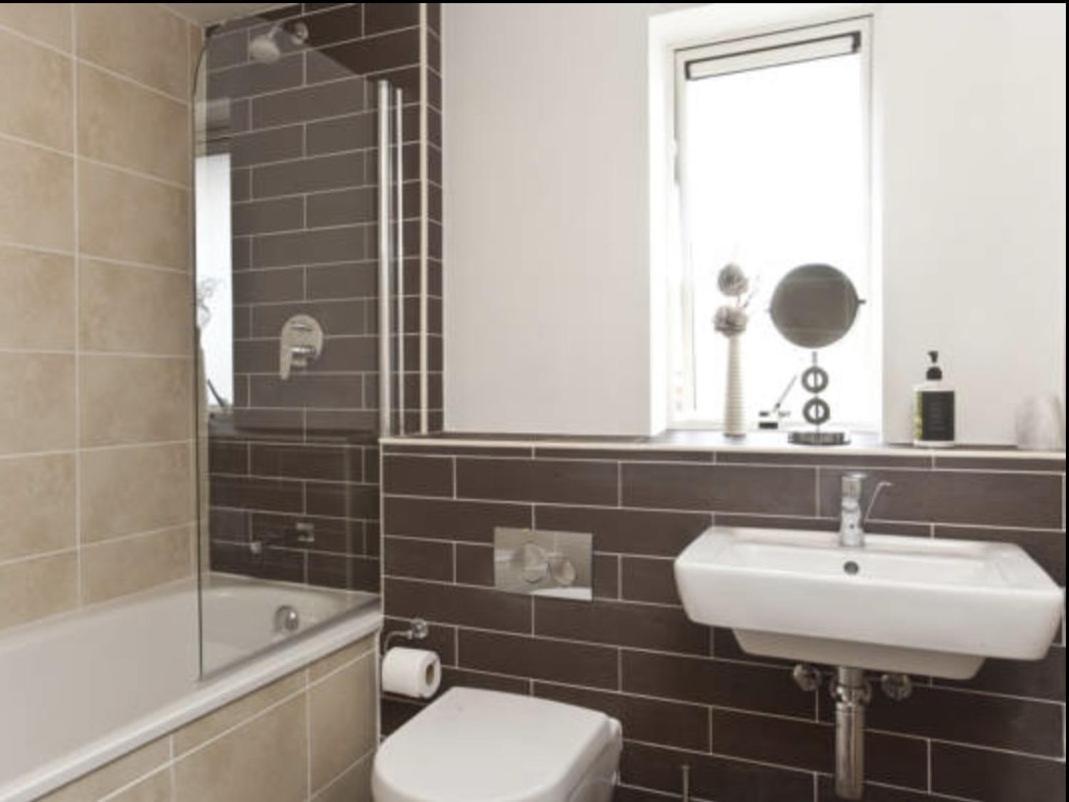 Churchill Two Bedroom Apartments With Free Parking And The Minster View York Exteriör bild