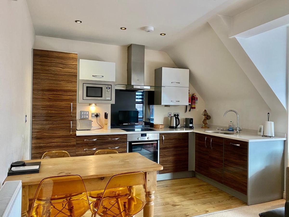 Churchill Two Bedroom Apartments With Free Parking And The Minster View York Exteriör bild