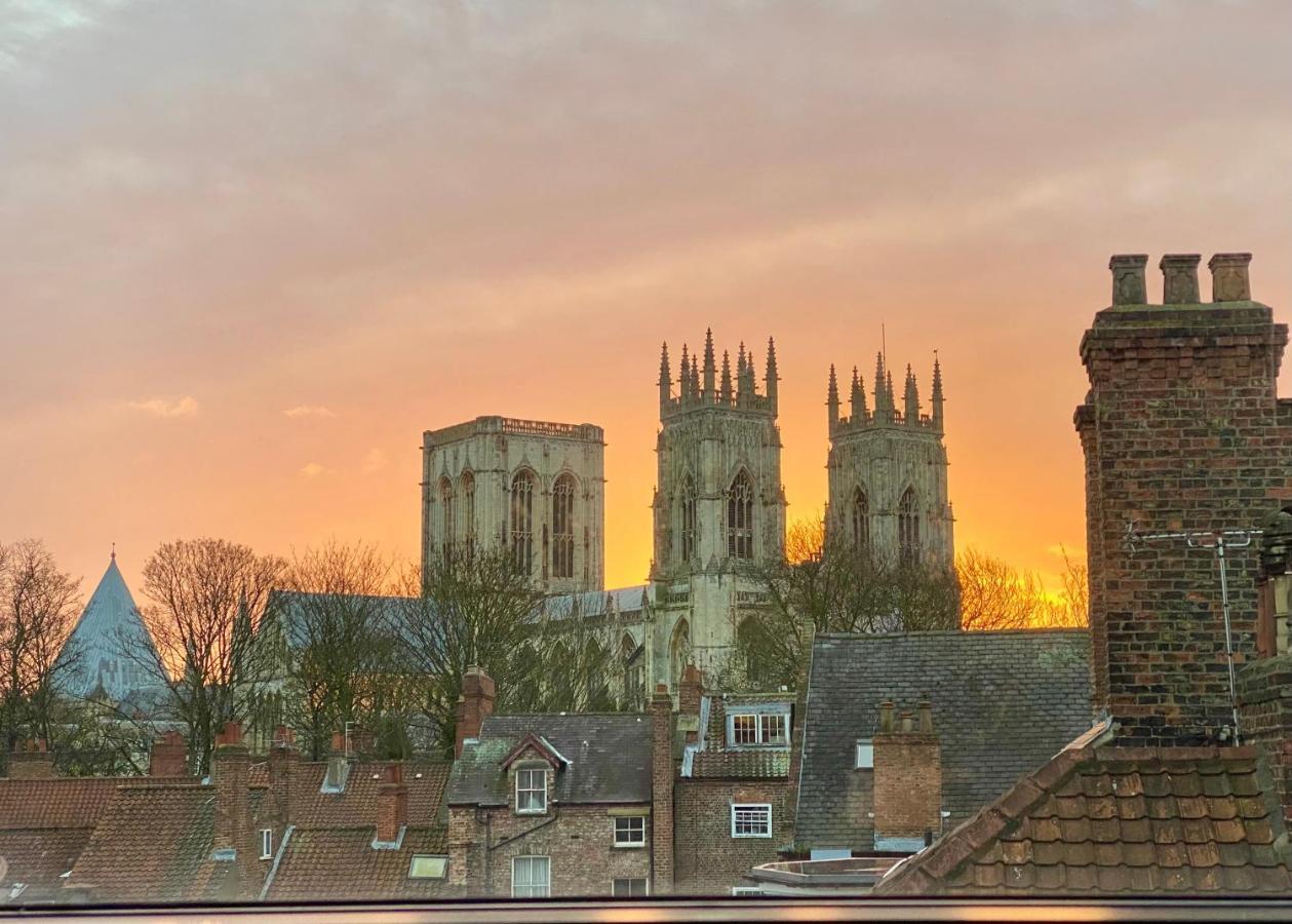 Churchill Two Bedroom Apartments With Free Parking And The Minster View York Exteriör bild