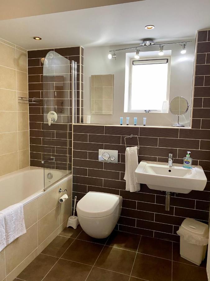 Churchill Two Bedroom Apartments With Free Parking And The Minster View York Exteriör bild